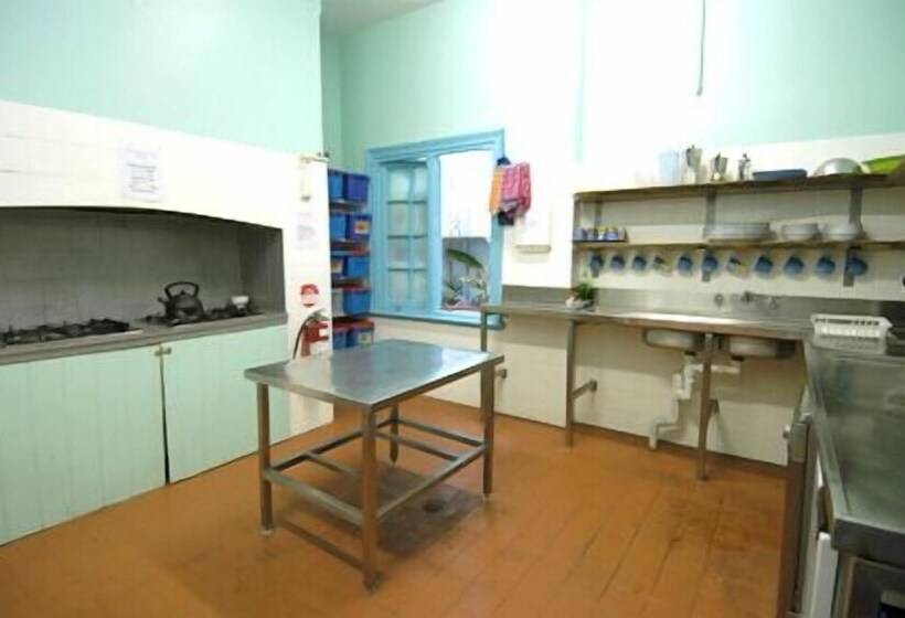 Pirates Backpackers   Hostel