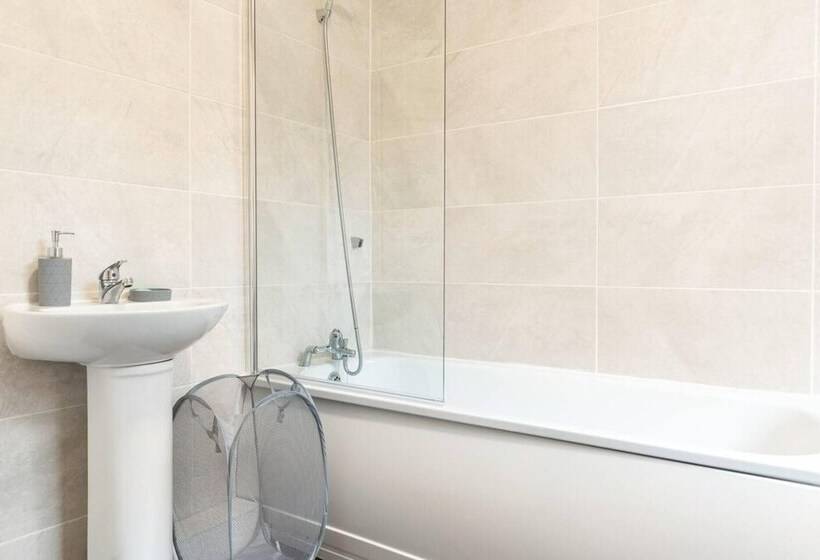 דירת נופש Inviting 3 Bedroom Home In Liverpool With Parking