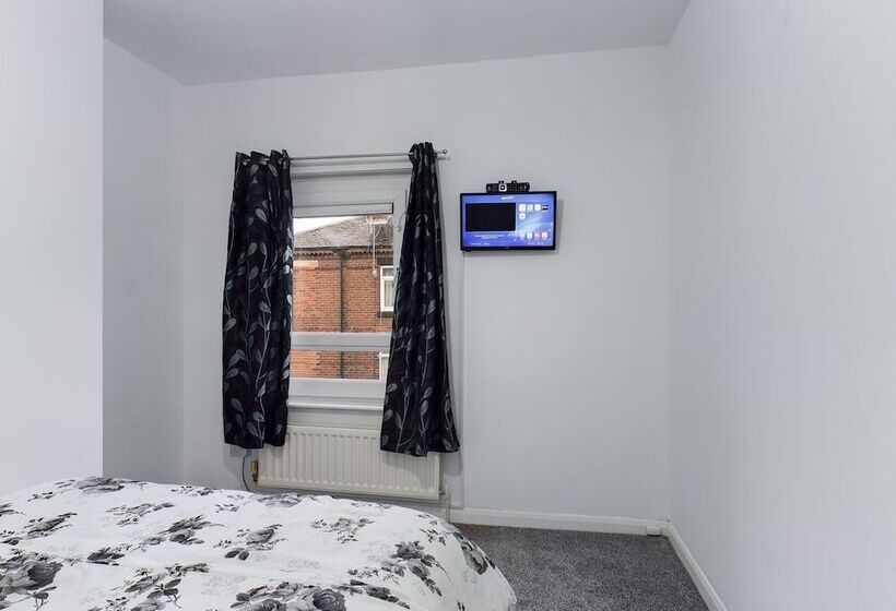 דירת נופש Lovely! 2 Bed House Located In Soke On Trent