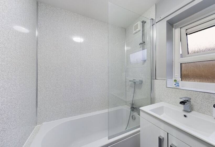 דירת נופש Lovely! 2 Bed House Located In Soke On Trent