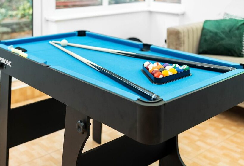 Spacious House With Garage And Garden South Of Birmingham Centre