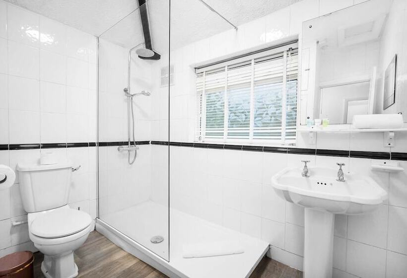 Spacious House With Garage And Garden South Of Birmingham Centre