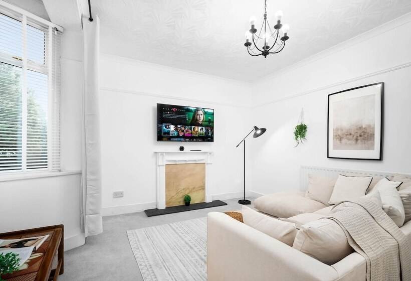 Spacious House With Garage And Garden South Of Birmingham Centre