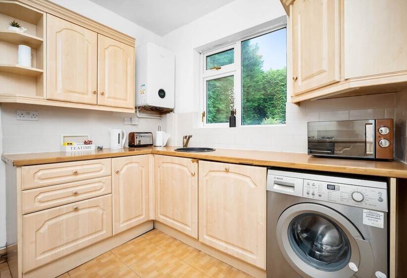 Spacious House With Garage And Garden South Of Birmingham Centre