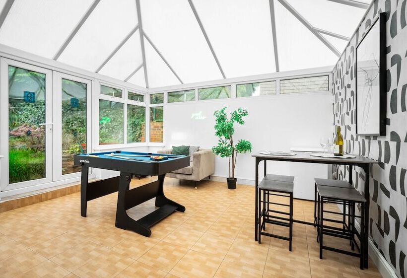 Spacious House With Garage And Garden South Of Birmingham Centre