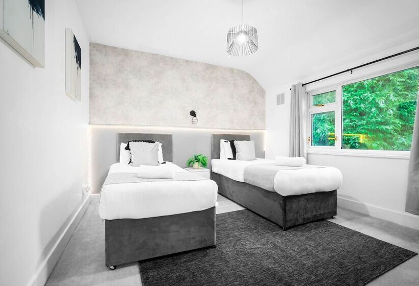 Spacious House With Garage And Garden South Of Birmingham Centre