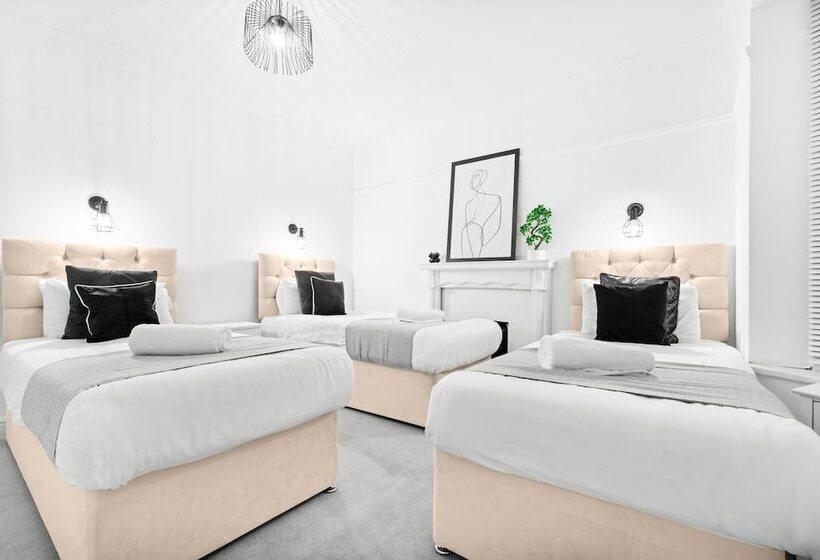 Spacious House With Garage And Garden South Of Birmingham Centre