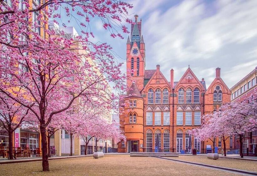 Spacious House With Garage And Garden South Of Birmingham Centre