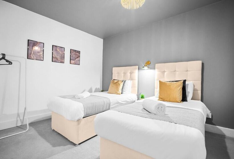 Spacious House With Garage And Garden South Of Birmingham Centre