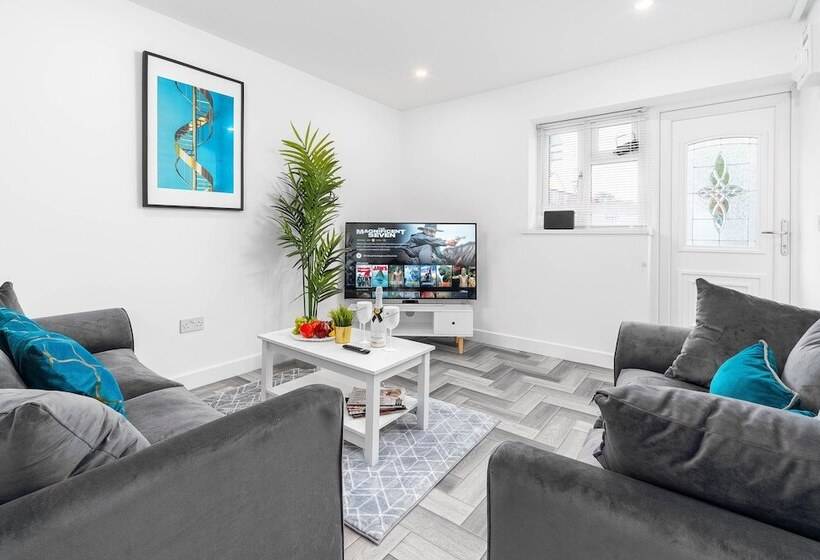 Spacious House With Garden Close To Birmingham City Centre