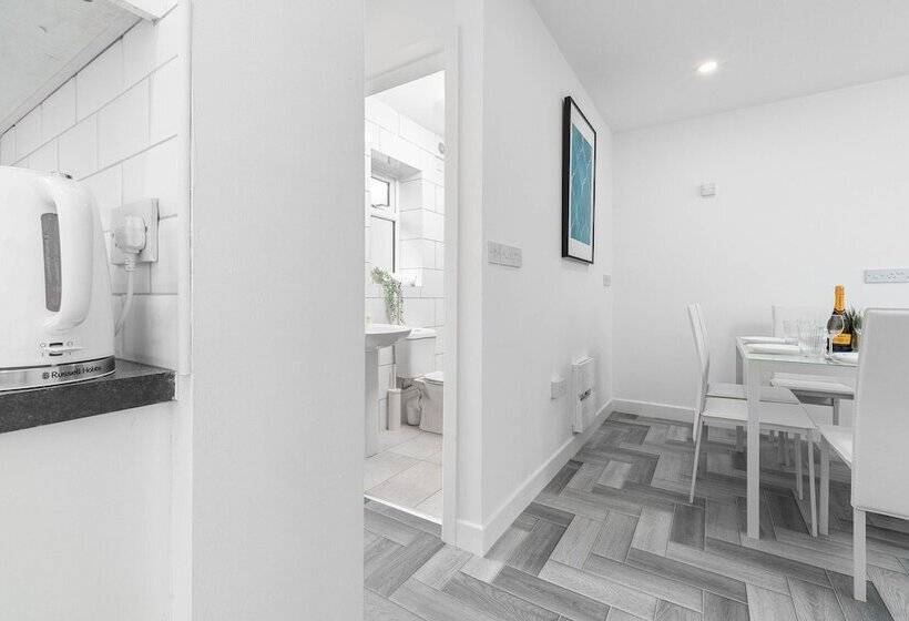 Spacious House With Garden Close To Birmingham City Centre