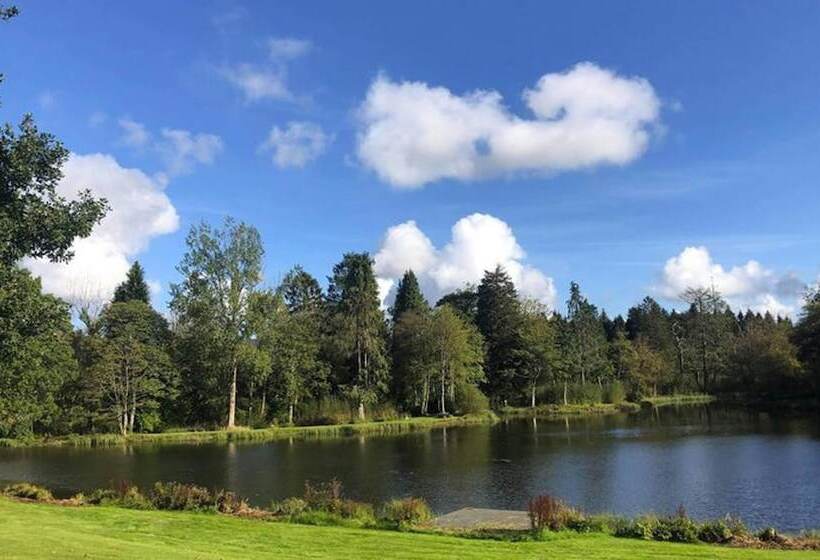 Stunning 4 Bedroom Cabin With Hot Tub In Beattock!