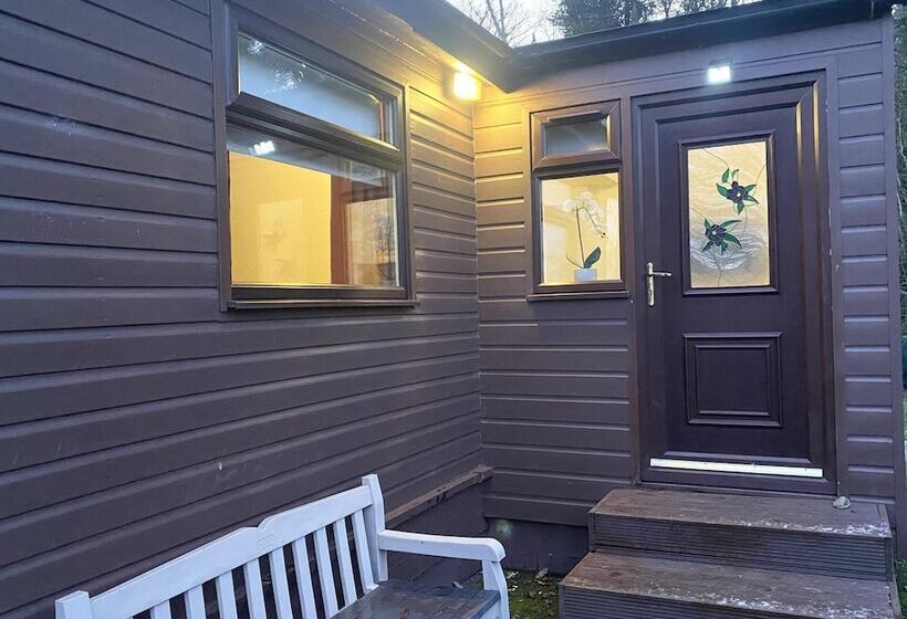 Stunning 4 Bedroom Cabin With Hot Tub In Beattock!