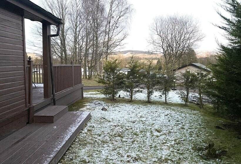 Stunning 4 Bedroom Cabin With Hot Tub In Beattock!