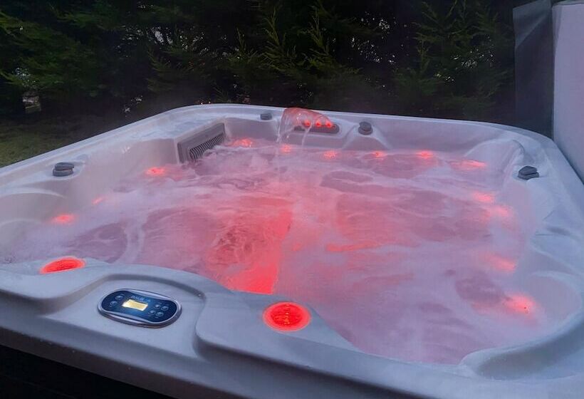 Stunning 4 Bedroom Cabin With Hot Tub In Beattock!