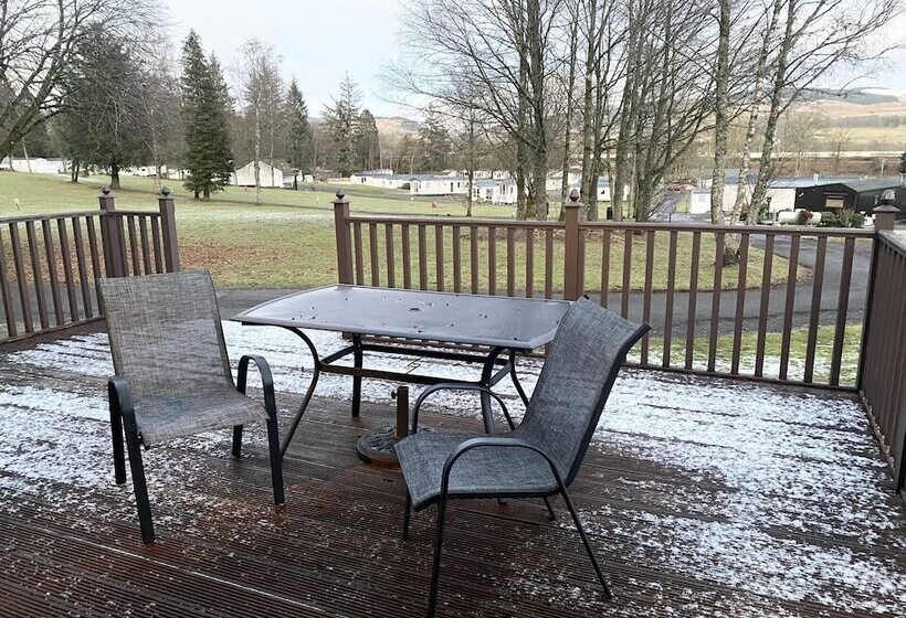 Stunning 4 Bedroom Cabin With Hot Tub In Beattock!