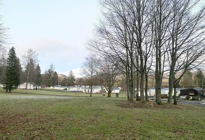 Stunning 4 Bedroom Cabin With Hot Tub In Beattock!