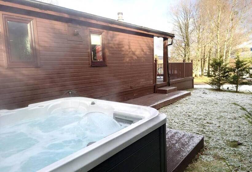 Stunning 4 Bedroom Cabin With Hot Tub In Beattock!