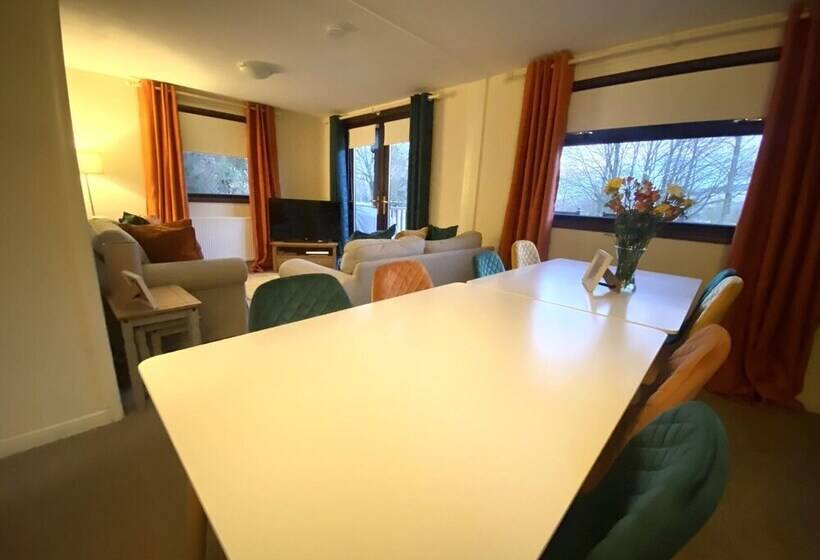 Stunning 4 Bedroom Cabin With Hot Tub In Beattock!