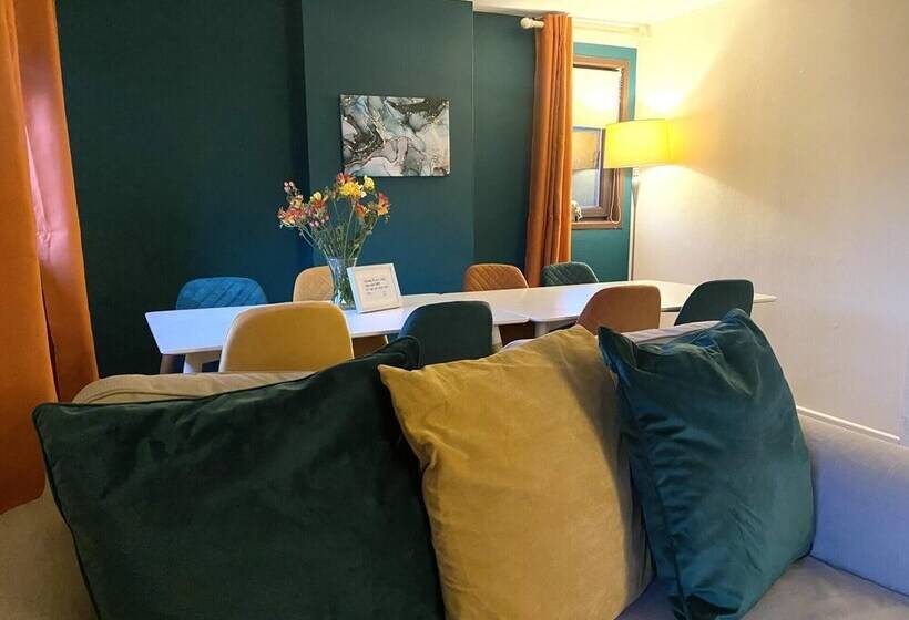 Stunning 4 Bedroom Cabin With Hot Tub In Beattock!