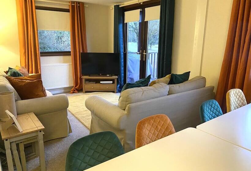 Stunning 4 Bedroom Cabin With Hot Tub In Beattock!