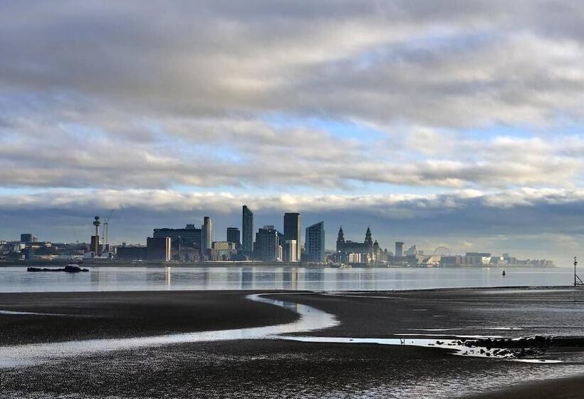 Stunning Quirky 2 Bed Cottage In New Brighton