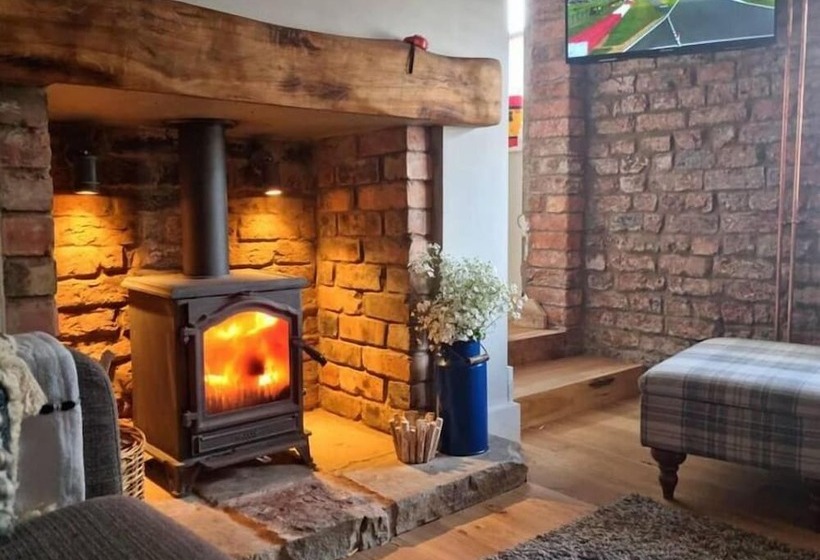 Stunning Quirky 2 Bed Cottage In New Brighton