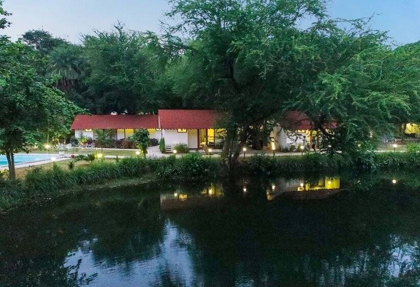 호텔 Aranya Vilas   A Nature Resort