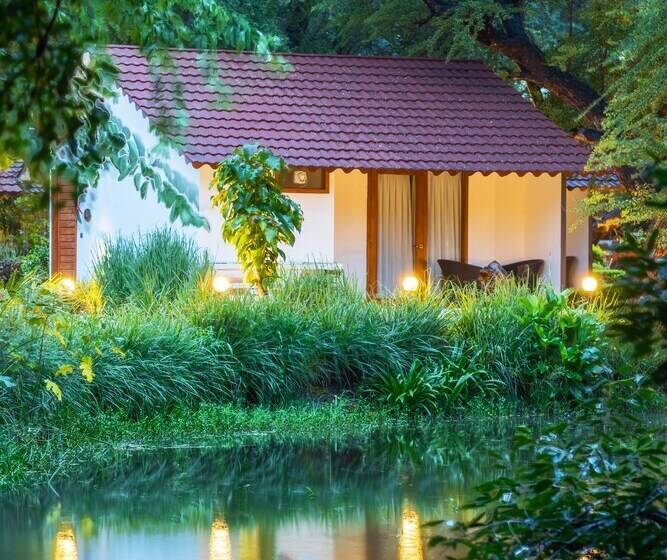 호텔 Aranya Vilas   A Nature Resort