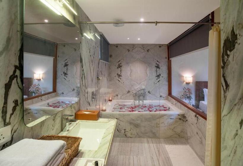 호텔 Aranya Vilas   A Nature Resort