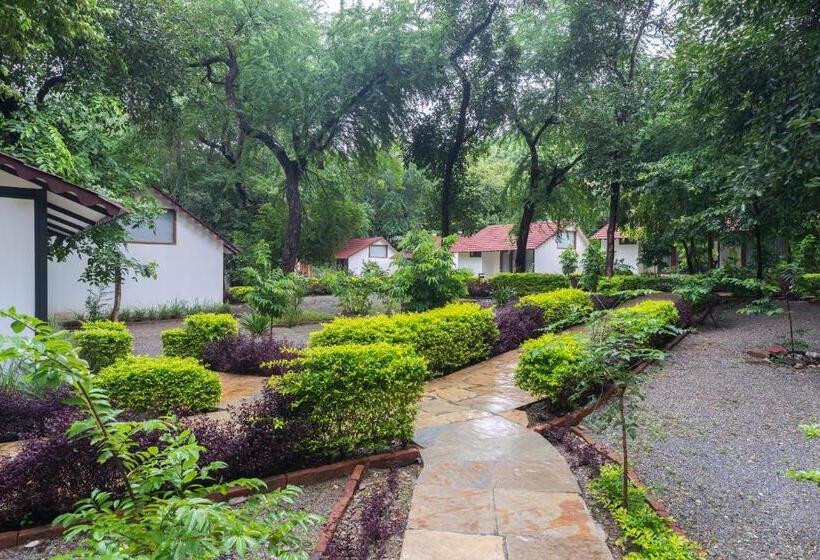 호텔 Aranya Vilas   A Nature Resort