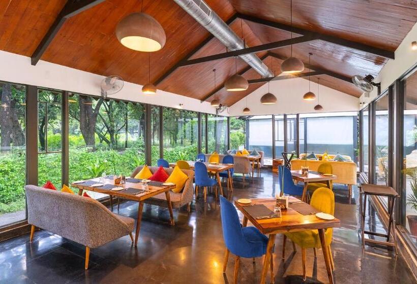 호텔 Aranya Vilas   A Nature Resort