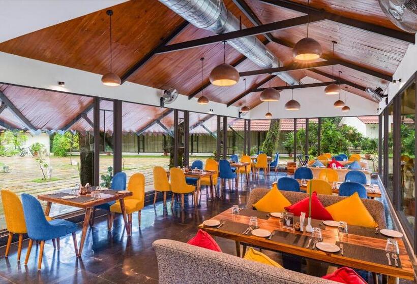 호텔 Aranya Vilas   A Nature Resort