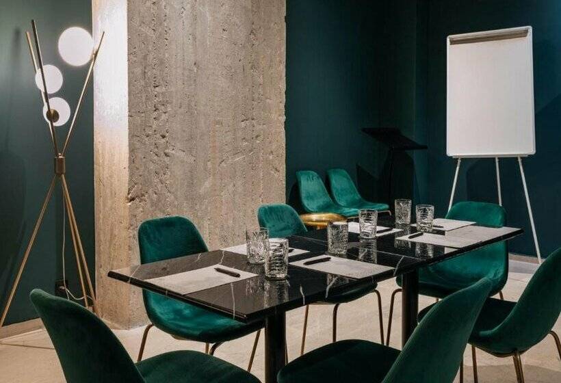 Skylark, Aluma Hotel & Resort