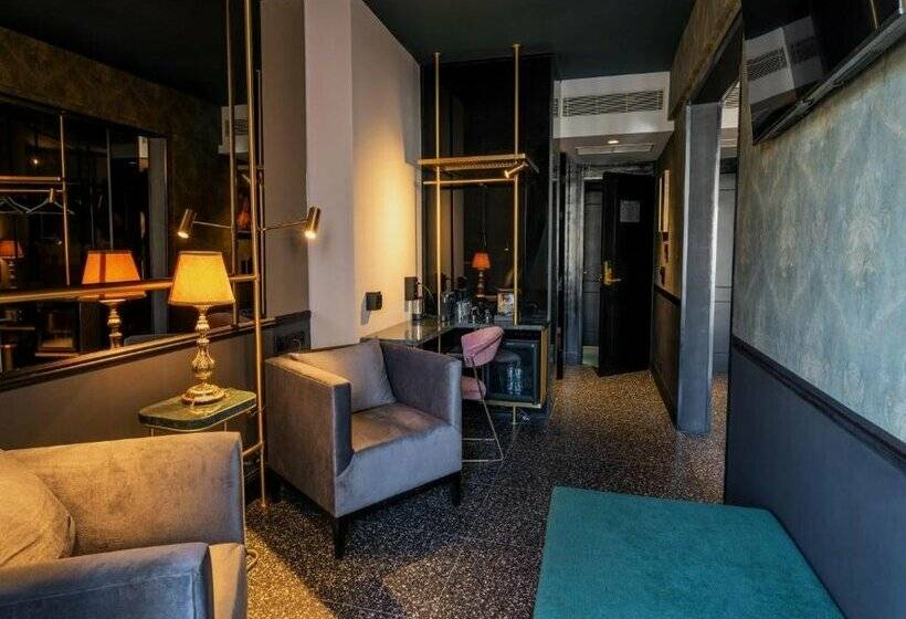 Skylark, Aluma Hotel & Resort