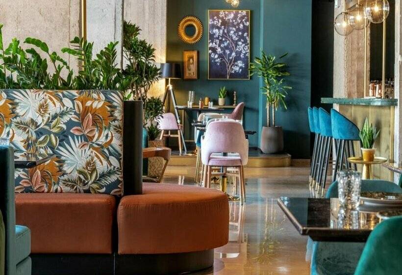 Skylark, Aluma Hotel & Resort