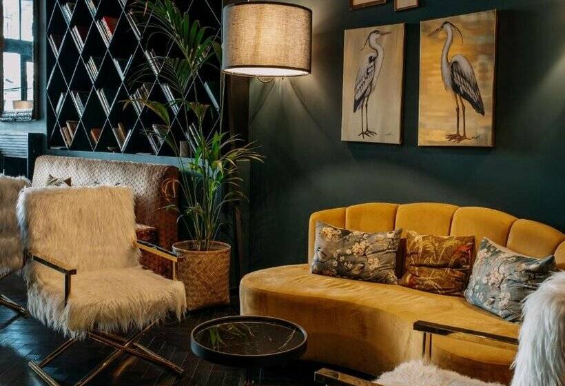 Skylark, Aluma Hotel & Resort