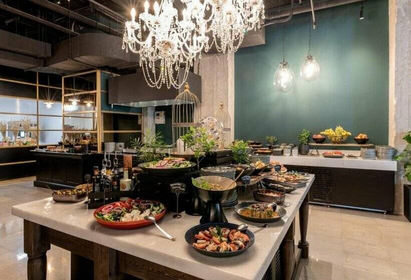 Skylark, Aluma Hotel & Resort