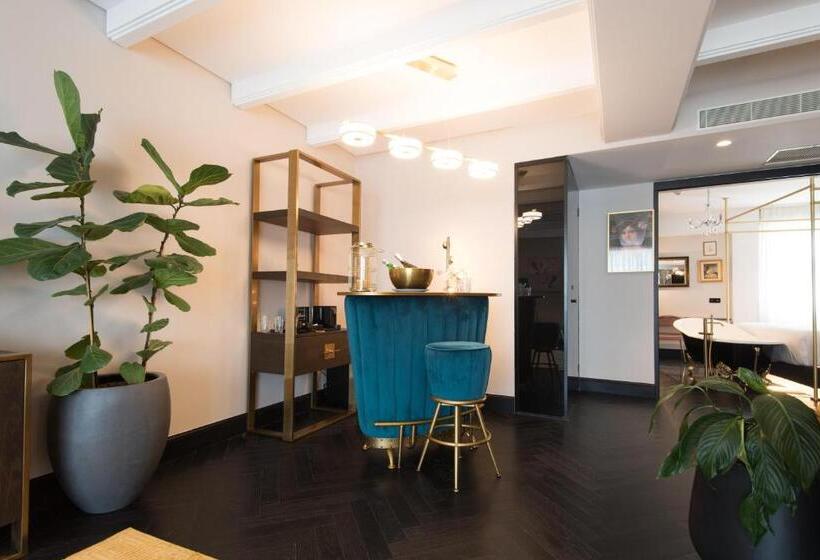 Skylark, Aluma Hotel & Resort