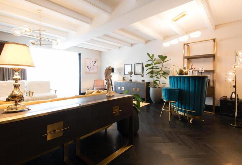 Skylark, Aluma Hotel & Resort