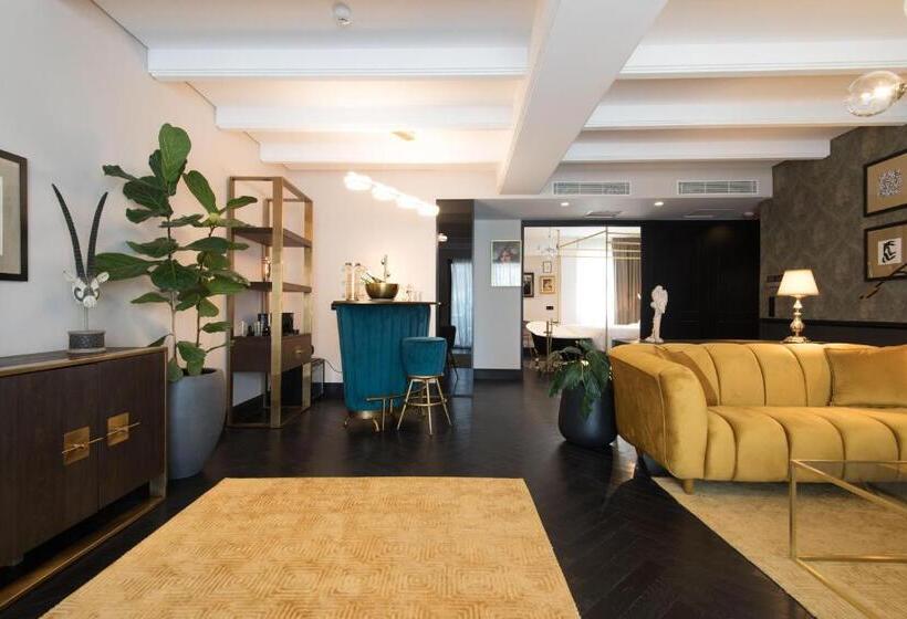 Skylark, Aluma Hotel & Resort