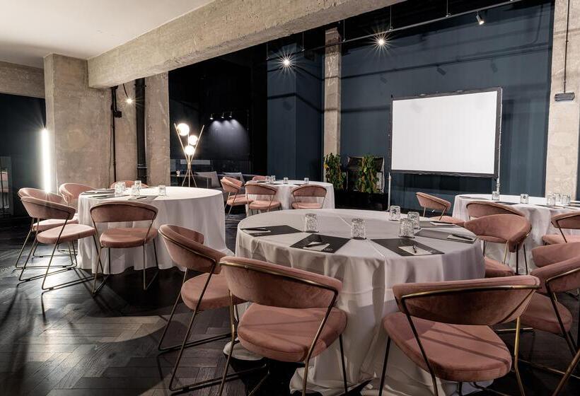 Skylark, Aluma Hotel & Resort