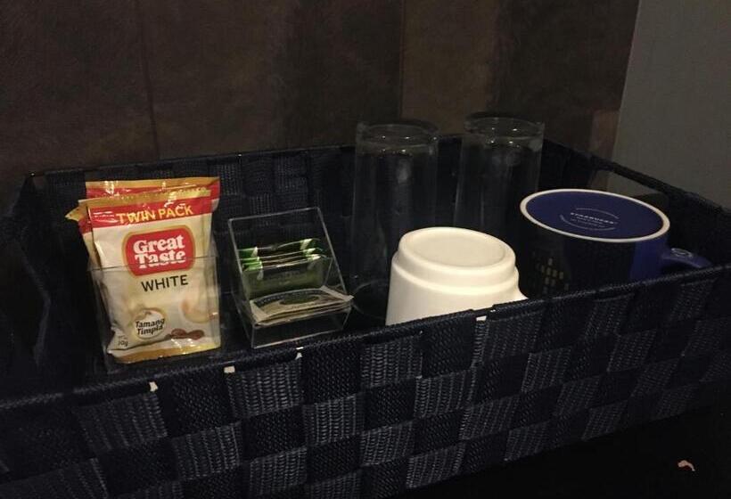 Cozy Condo Near Naia With Wifi, Pool And Balcony