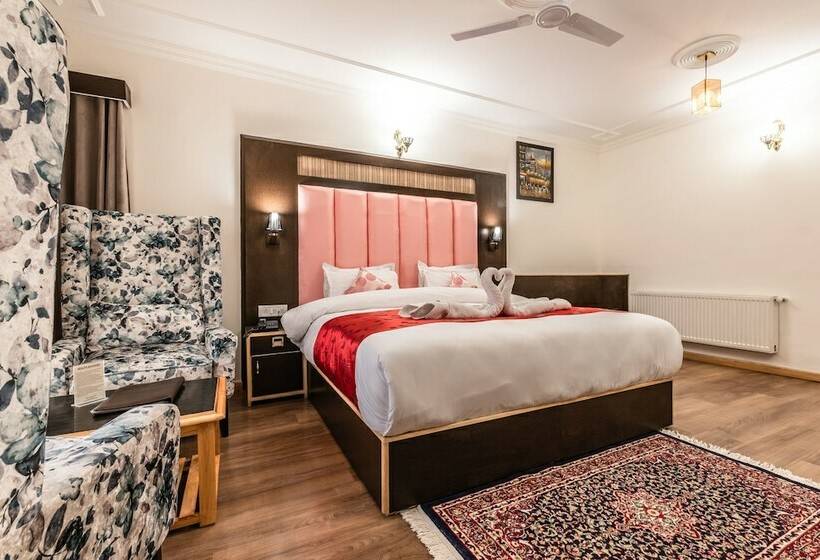 هتل Sangaylay Palace