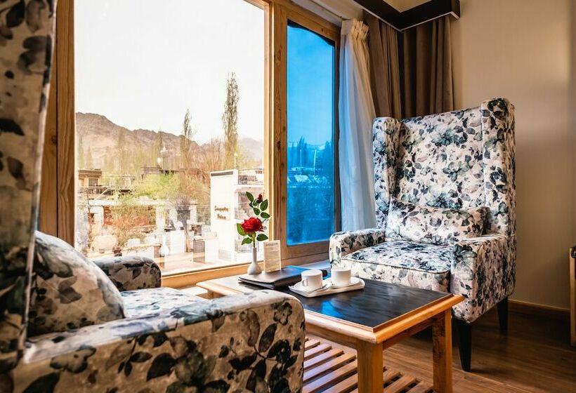 هتل Sangaylay Palace