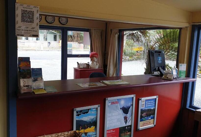 ユースホステル Glow Worm Accommodation