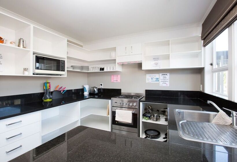 הוסטל Lknz Lodge & Cafe