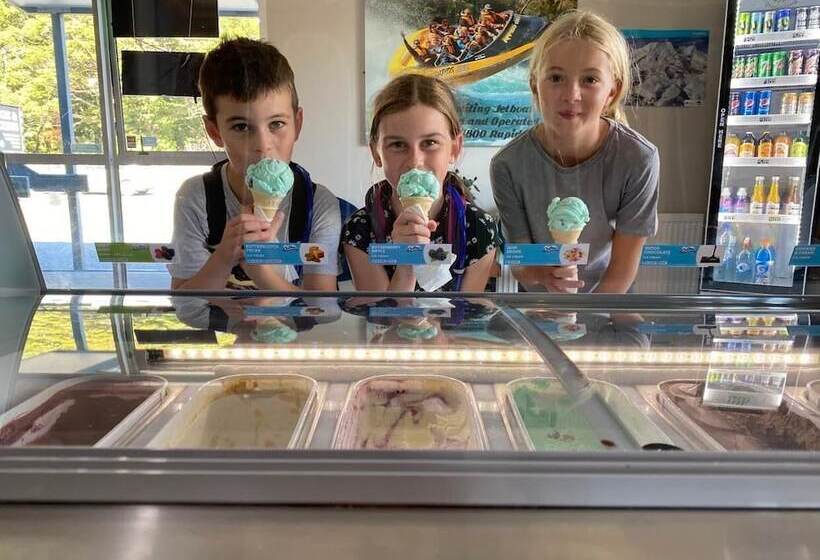 הוסטל Lknz Lodge & Cafe