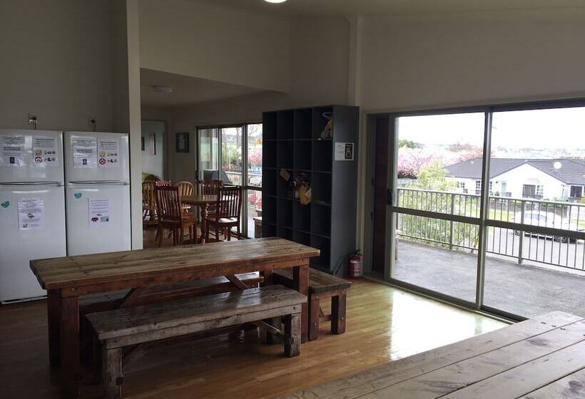 ユースホステル Tiki Lodge Backpackers