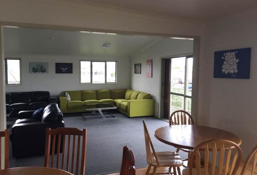 ユースホステル Tiki Lodge Backpackers